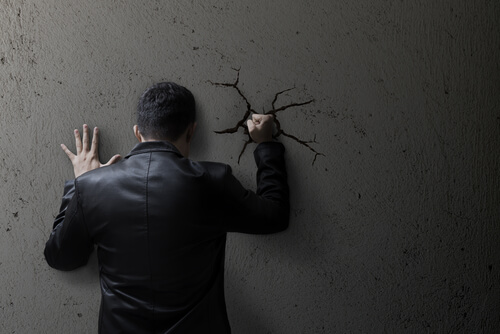 Como a moralidade social pode contribuir para a normalização da violência?