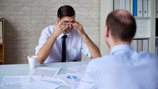 Homem com sono no trabalho