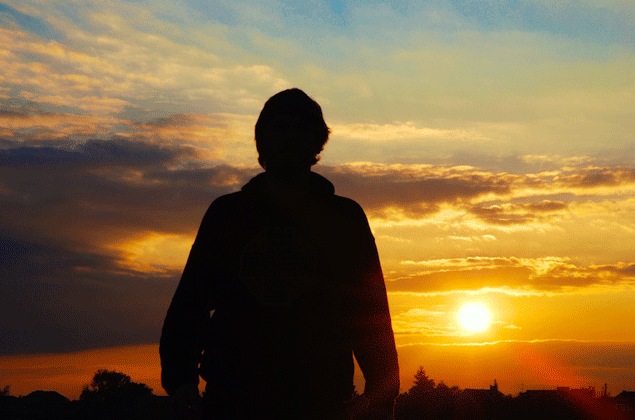 Homem olhando o pôr do sol