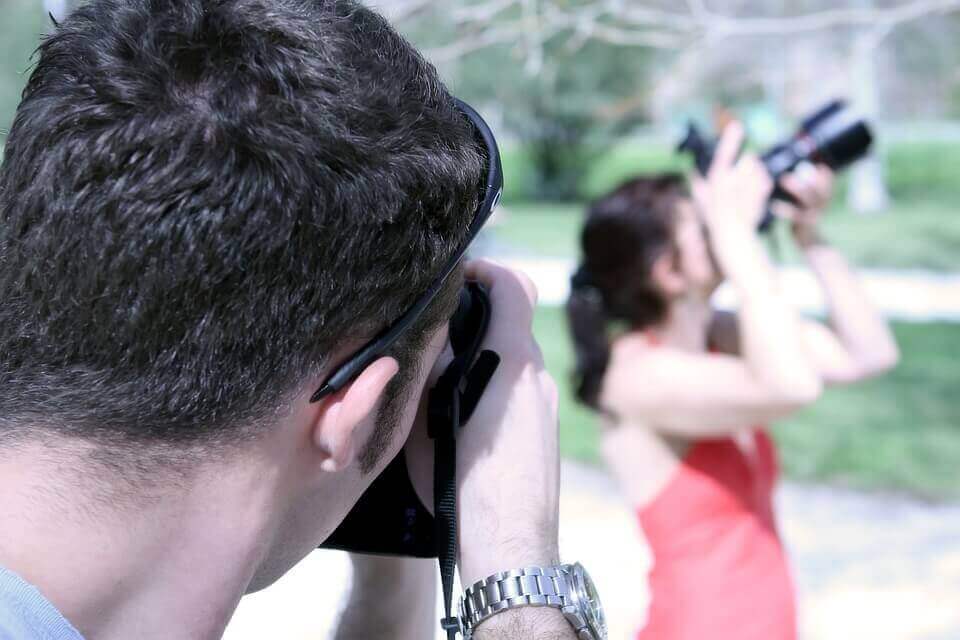 Homem tirando foto de mulher