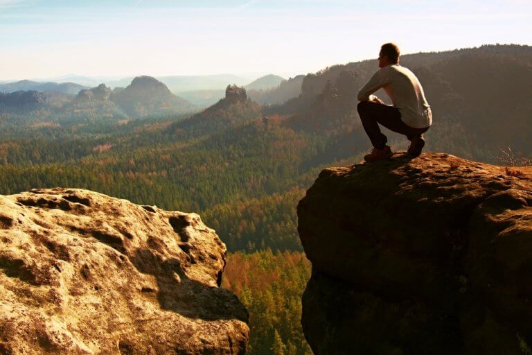 Homem observando paisagem natural