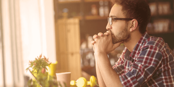 Homem observando e pensando