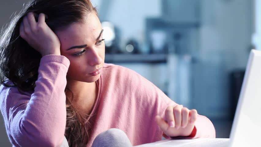 Menina diante de computador