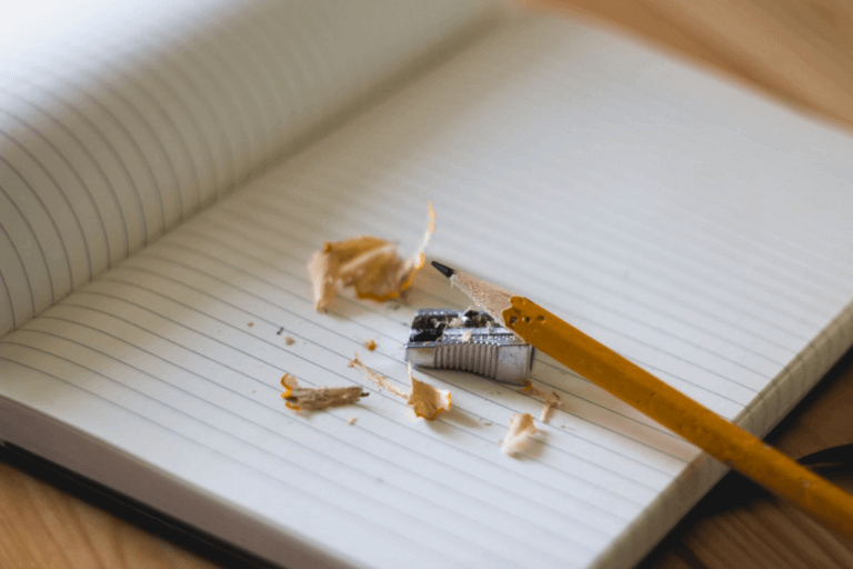 Apontar o lápis para fazer as tarefas escolares