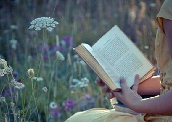 Mulher lendo livro