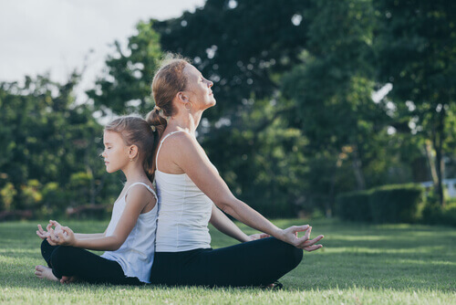 Mãe e filha meditando