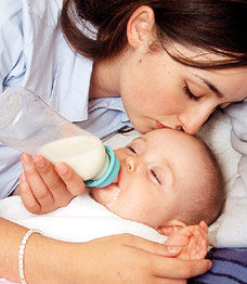 Mãe dando mamadeira para o filho