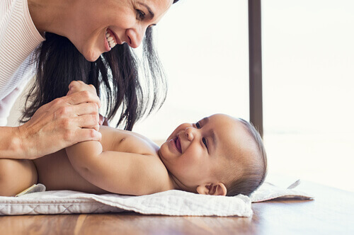 Mãe brincando com seu bebê
