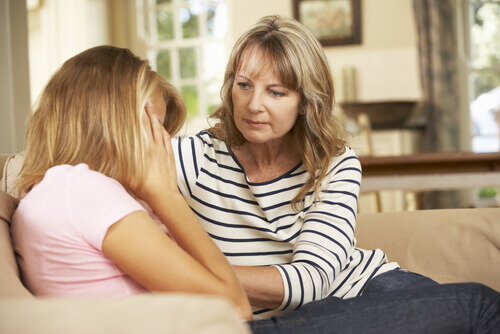 Mãe consolando sua filha adolescente
