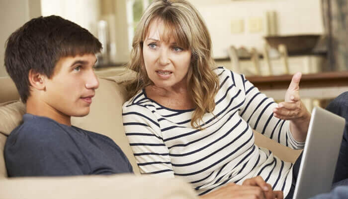 Mãe conversando com seu filho adolescente