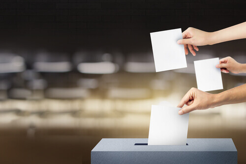 Pessoas votando nas eleições