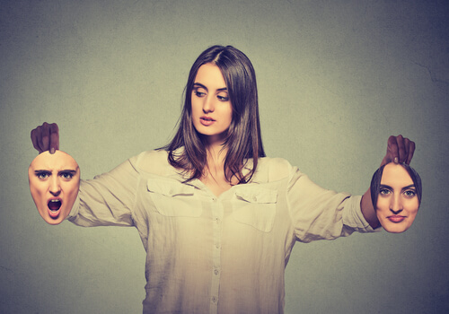 Mulher segurando máscaras de seu rosto
