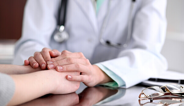 medico-ajudando Empatia na comunicação oncológica
