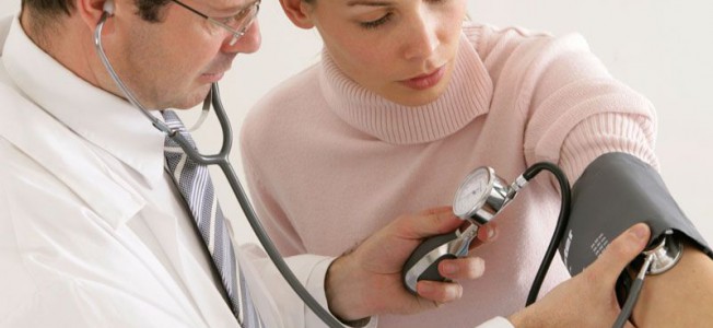 Médico medindo a pressão de paciente