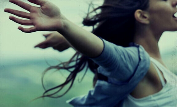 Mulher desfrutando sua liberdade