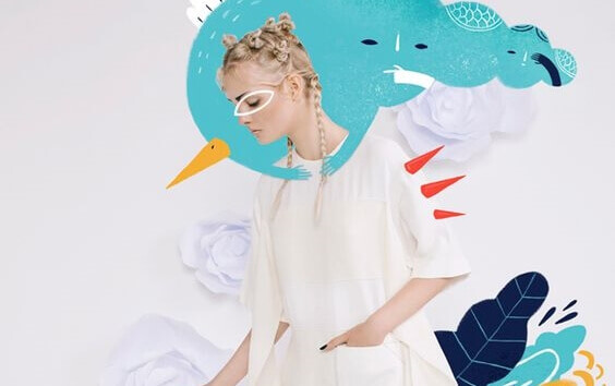 Mulher com colagem colorida atrás