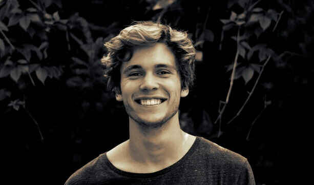 Homem jovem sorrindo