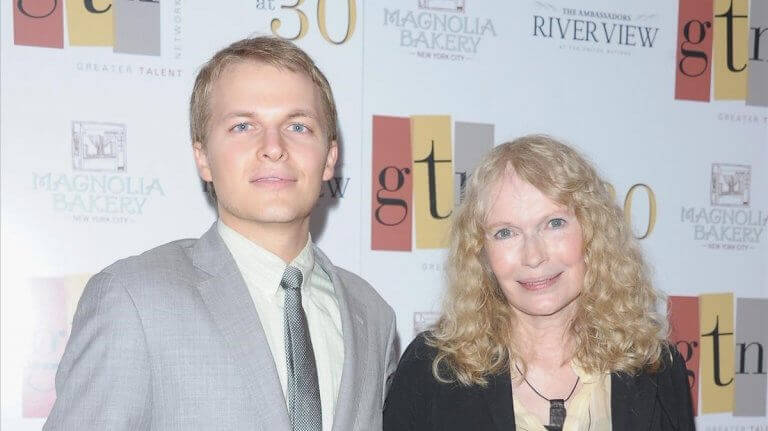 Mia Farrow e seu filho