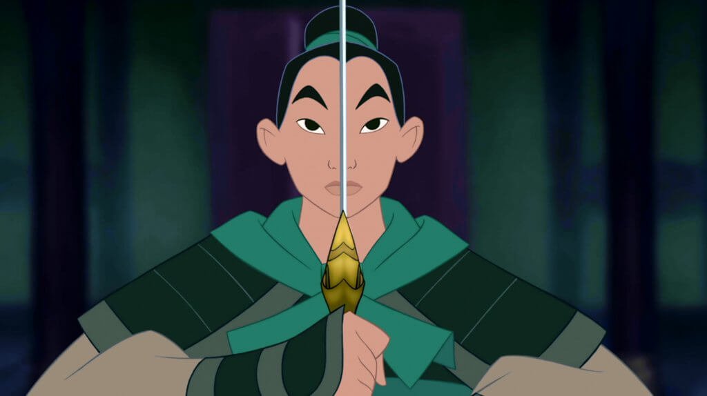 Mulan com espada diante do rosto
