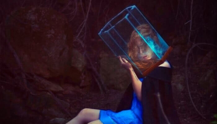 Mulher com a cabeça em cilindro transparente