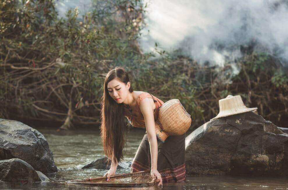 Mulher trabalhando em rio