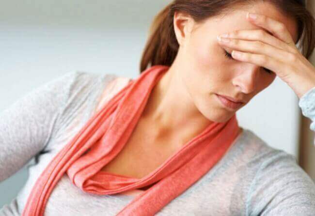 Mulher com dor de cabeça sofrendo de fadiga crônica