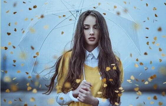 mulher-com-guarda-chuva Saber não adianta se você não consegue sentir