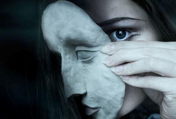 mulher-com-mascara-escura Síndrome de Capgras