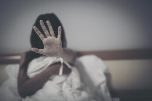 Mulher escondendo seu rosto