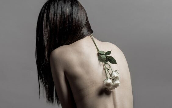 Mulher com ramo de flores nas costas