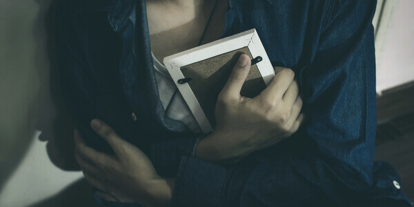 Mulher enfrentando luto