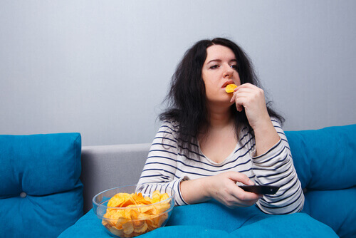 Mulher comendo batata chips