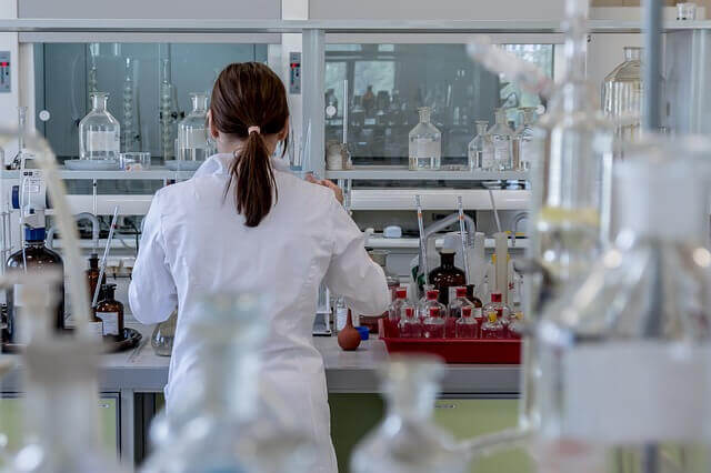 Mulher trabalhando em laboratório