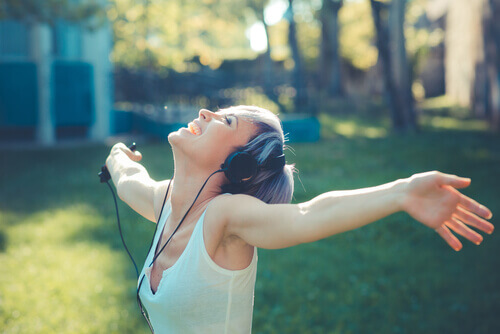 Mulher feliz ouvindo música