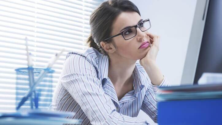 Mulher entediada no trabalho