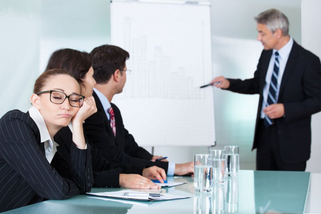 Mulher cochilando durante reunião