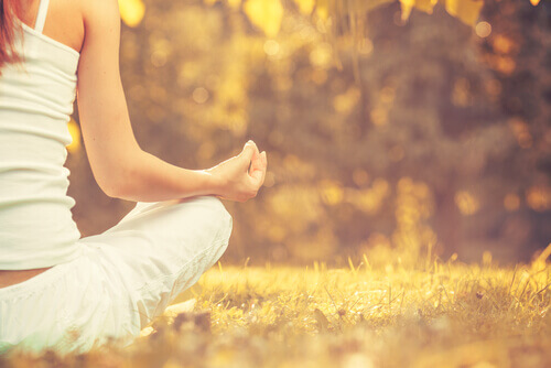 mulher-fazendo-meditacao-no-campo Mitos sobre o mindfulness