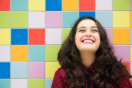 mulher-feliz-sorrindo-fundo-colorido Otimismo pragmático