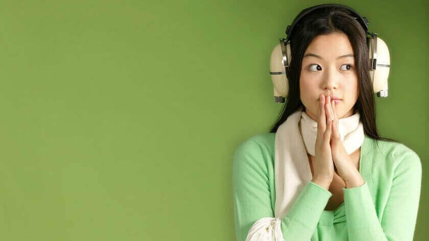 Jovem com fones de ouvido