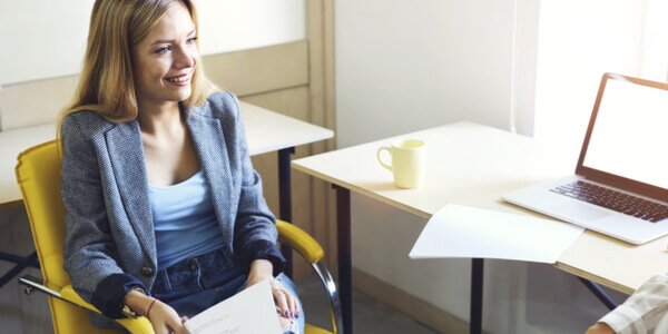 Mulher fazendo entrevista de emprego