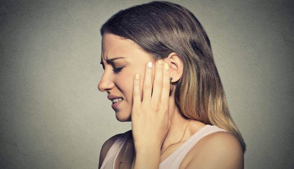 Mulher afetada pela misofonia