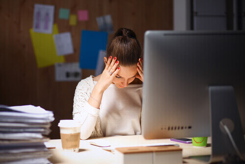 Mulher estressada no trabalho