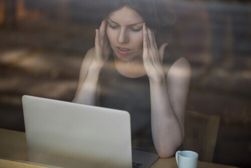 mulher-no-computador Como detectar o cyberbullying