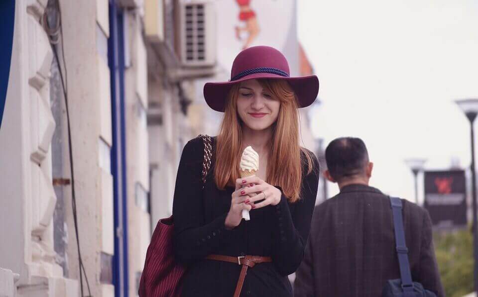 Mulher tomando sorvete