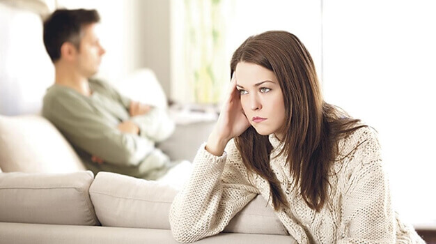 Mulher e marido emburrados