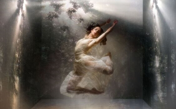 Mulher flutuando e dançando