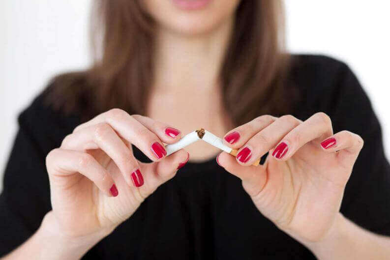 Mulher decidindo parar de fumar