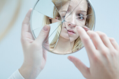Menina se olhando em espelho fragmentado
