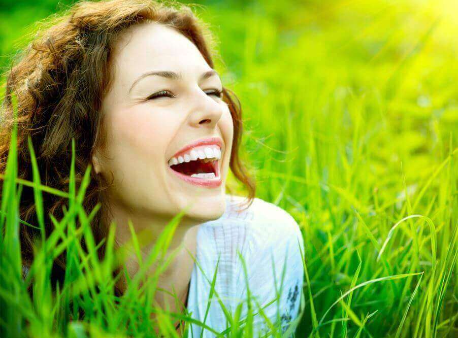 mulher-sorrindo Mulher aproveitando os grandes momentos da vida