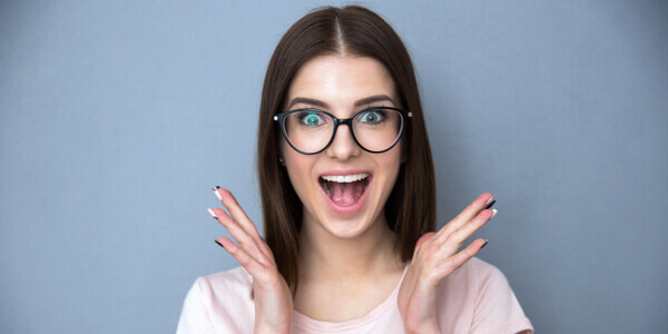 Mulher surpresa com algo